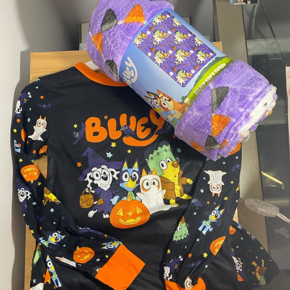 Bluey Set - Pajamas & Throw